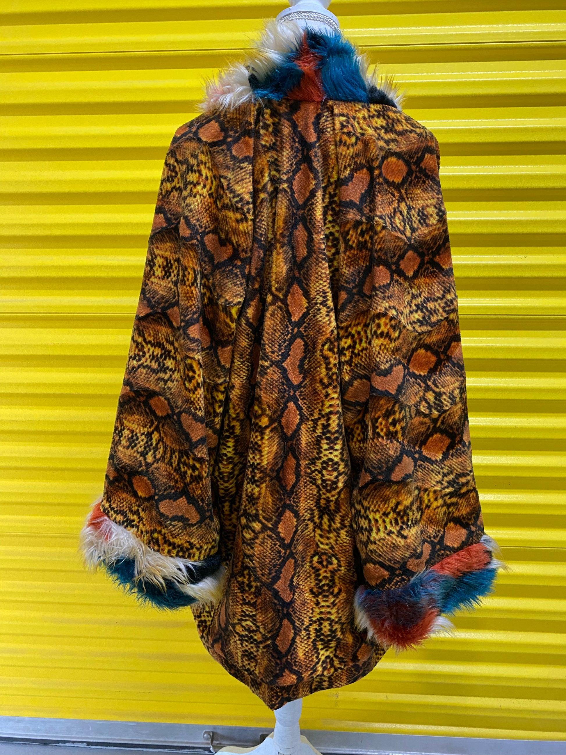 Kimono fourrure végan serpent Disfruta la vida Ibiza