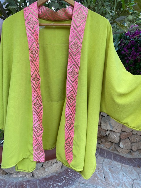 kimono vert anis passementerie rose